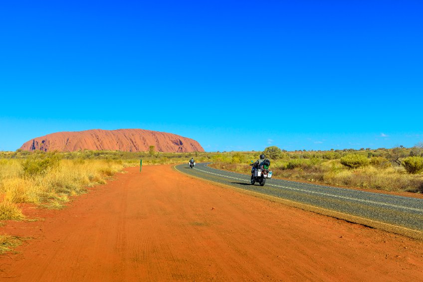 Deux motards en road-trip sur une route en Australie