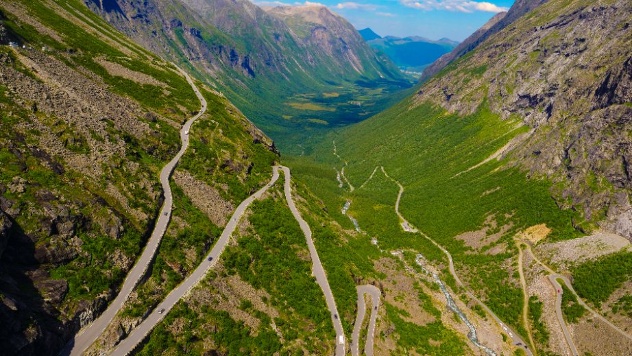 Route de Trollstigen sinueuse, parfaite pour un road-trip