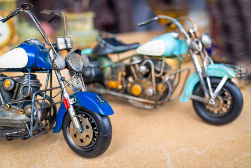 Deux motos miniatures bleues et blanches