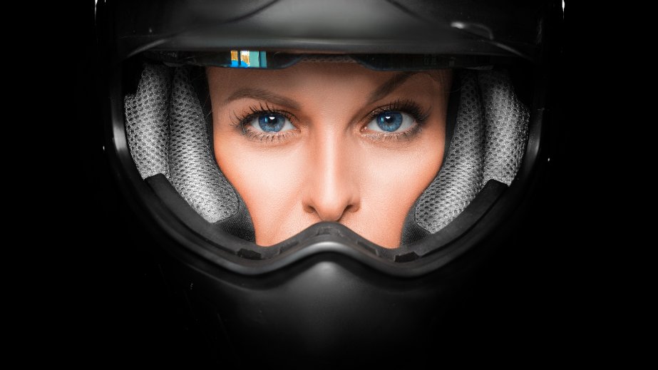 Gros plan sur la tête d’une femme protégée par un casque de moto